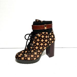 NWT New Antonio Melani Parton Calf Hair High Block Multi Heel Zip Ankle Boot 6.5